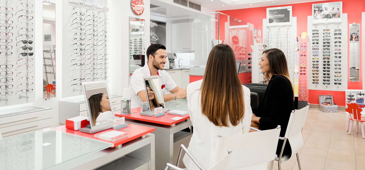 Equipo de Óptica Herradores atendiendo a un cliente